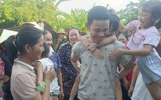 Vụ “gà lôi trắng”: Từ bức ảnh thương cảm đến niềm vui đoàn tụ của anh Thái Khắc Thành