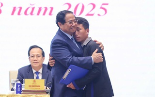 Thủ tướng xúc động ôm trưởng bản Mùa A Thi cứu 90 người dân thoát nạn trong lũ dữ