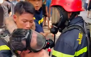 Người đàn ông nghi phóng hỏa, mắc kẹt trong căn nhà cháy