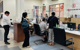 Những quầy hành chính còn sáng đèn