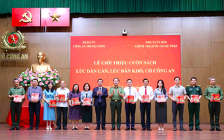 Bộ Công an giới thiệu sách "Lúc dân cần, lúc dân khó, có Công an"