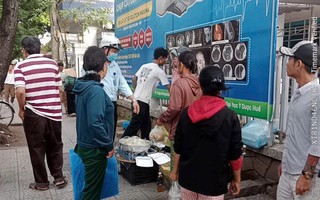 CLIP: Quán bún vỉa hè ở Huế bị kiểm tra vì có "xô nước thần kỳ" giúp rửa bát siêu nhanh