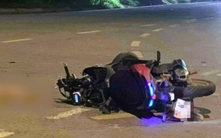 Xe máy "kẹp 3" va chạm ô tô, 2 nữ sinh 16 tuổi thương vong