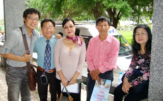 Nghệ sĩ sân khấu TP HCM viếng mộ nhà báo Nguyễn Văn Tuấn "Sáu Tuấn"