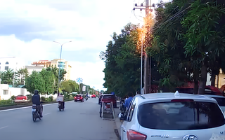 Điện giật phóng tia lửa khiến 2 công nhân nguy kịch