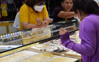 Giá vàng hôm nay 16-8: Tiếp tục lao dốc