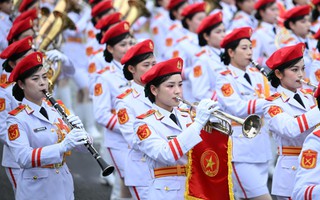 VIDEO: Hơn 16.000 cán bộ, chiến sĩ hợp luyện diễu binh, diễu hành dưới trời mưa tầm tã