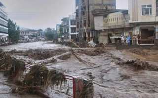 Lũ quét khủng khiếp, gần 200 người chết ở Pakistan, trực thăng cứu hộ gặp nạn