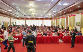 Hàng trăm cảnh sát ập vào phá đường dây kinh doanh đa cấp đang lôi kéo 200 người dự "hội thảo"