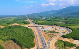 Ngắm đường cao tốc "xuyên núi, vượt sông" hơn 22.500 tỉ qua Quảng Trị trước giờ thông xe
