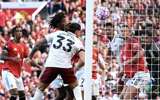 Man United gục ngã tại Old Trafford, Arsenal thăng hoa ngày khai mạc