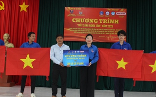 Báo Người Lao Động trao tặng 200 lá cờ Tổ quốc trong chương trình “Mắt sáng nghĩa tình”