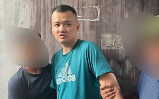 Táo tợn cướp tiệm vàng, dùng dao tấn công chồng chủ tiệm khi bị truy bắt