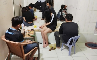 Ập vào phòng trọ, công an bắt quả tang 11 nam nữ đang làm chuyện sai trái