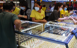 Giá vàng hôm nay 19-8: Sụt giảm khi USD tăng giá