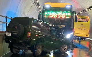 Tai nạn xe khách với ô tô 7 chỗ, 2 người tử vong trong hầm Đèo Ngang