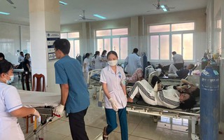 Hai bệnh viện khẩn trương cấp cứu 38 nạn nhân vụ lật xe khách