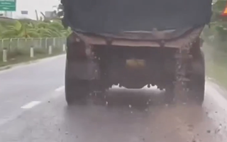 VIDEO: Xe tải chở đá rơi vãi đầy trên đường