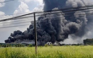 Cháy lớn ở Đồng Nai, cột khói cao hàng chục mét kèm tiếng nổ