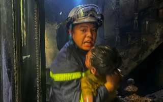 Cảnh sát cứu 3 người mắc kẹt trong vụ cháy nhà 3 tầng