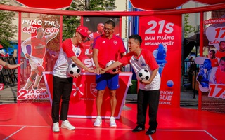 Huyền thoại bóng đá Gilberto Silva gây náo loạn phố đi bộ Nguyễn Huệ