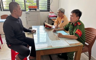 Công an TP HCM truy tìm 1 thanh niên mặc áo Grab đập kính xe tải