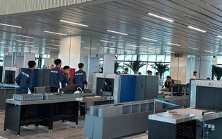 Ôm con vài tháng tuổi vẫn phải tháo thắt lưng, cởi giày để kiểm tra an ninh ở sân bay