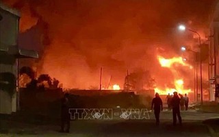 Tây Ninh: Nhà xưởng đèn cầy bốc cháy dữ dội trong đêm