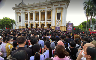 Hàng ngàn người thức trắng đêm, đội nắng xếp hàng nhận vé concert "Việt Nam trong tôi"