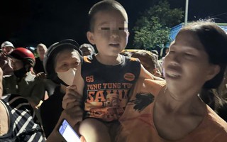 CLIP: Người mẹ vỡ òa cảm xúc khi tìm thấy con trai 3 tuổi đi lạc trong đêm, giữa rẫy vắng
