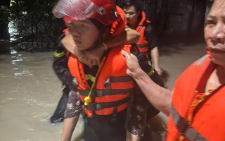 Xúc động clip Công an Đồng Nai “giải cứu” nhiều người dân mắc kẹt trong biển nước