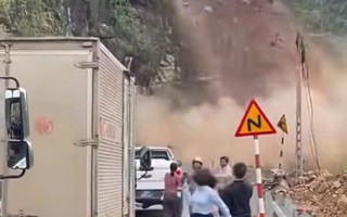 VIDEO: Đất đá trên núi sạt lở vùi lấp đường khi nhiều người đang quay video