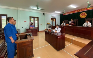 Giả vờ mượn điện thoại rồi cướp
