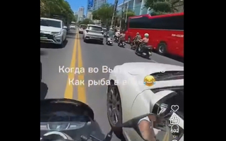 CLIP: Người nước ngoài lạng lách đánh võng trên đường biển Nha Trang