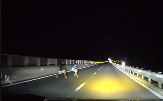 Thót tim khoảnh khắc 2 "bóng ma" bất ngờ băng ngang cao tốc Vạn Ninh - Cam Lộ