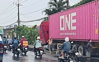 Điều tra vụ xe container lao vỉa hè, rơi bánh xe ở TP HCM