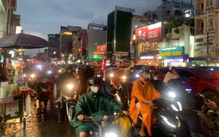 Mưa lớn kéo dài ở TP HCM, giao thông nhiều nơi ùn ứ