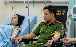 Nghĩa cử cao đẹp của 2 chiến sĩ công an ở Quảng Trị