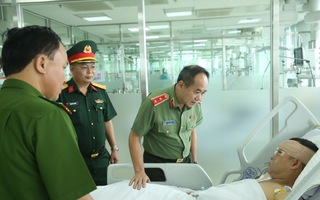 Giám đốc Công an TP Hà Nội thăm Đại úy cảnh sát cơ động bị "quái xế" tông