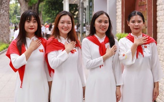 Người dân háo hức bày tỏ niềm tự hào trong ngày tổng hợp luyện diễu binh A80 đầu tiên