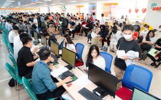 Tân sinh viên hào hứng nhập học sớm để "rinh" học bổng