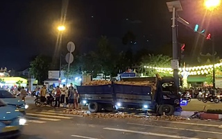 TP HCM: Điều tra vụ xe tải "né" xe máy phóng tốc độ cao gây tai nạn