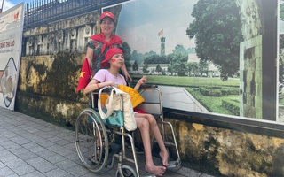 Xúc động hình ảnh người mẹ đẩy xe lăn đưa con gái vào Lăng viếng Bác sau 27 năm