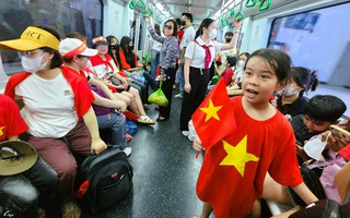 Biển người "rồng rắn" đi tàu điện về Quảng trường Ba Đình xem hợp luyện diễu binh