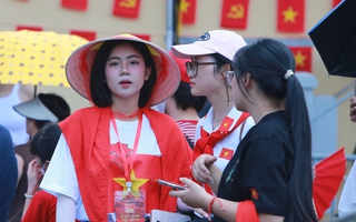 VIDEO: Người dân đội nắng, trải bạt, "cắm chốt" chờ xem tổng hợp luyện diễu binh