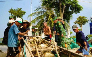 Ngư dân Sầm Sơn kéo thuyền bè lên bờ tránh bão số 5