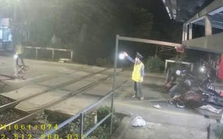 CLIP: Xe máy tông gãy rào chắn đường sắt khi tàu sắp qua ở Đồng Nai