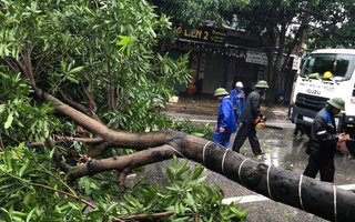 Nhà sập trong bão số 5, vợ và con gái thoát được ra ngoài, chồng bị mắc kẹt