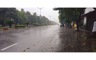 Bão số 5 (Kajiki): Hà Tĩnh, Quảng Trị mưa trắng trời, nước sông dâng cao, gió bắt đầu mạnh lên