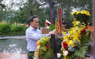 Bí thư Thành ủy TP HCM Trần Lưu Quang tri ân các Anh hùng liệt sĩ, đồng bào yêu nước tại Côn Đảo